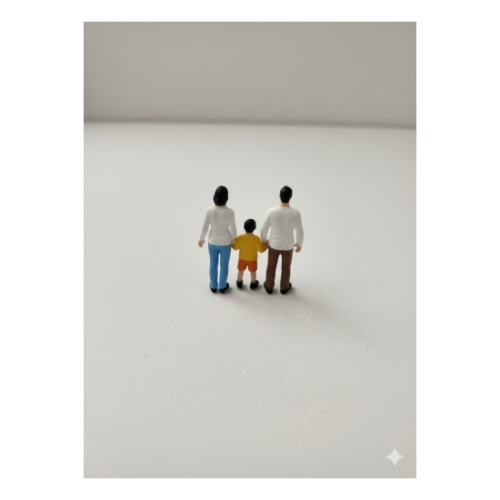 3 Adet Maket Insan Figür - Anne Baba ve Erkek Çocuk - Renkli - 1/50 Ölçekli 1:50 3-3,5cm